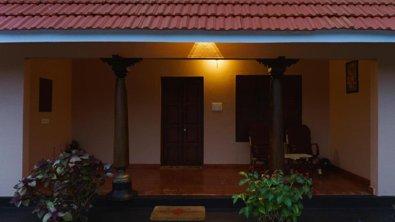 Canalview Private Cottage Azhikkal Ayiram Thengu Panmana Esterno foto